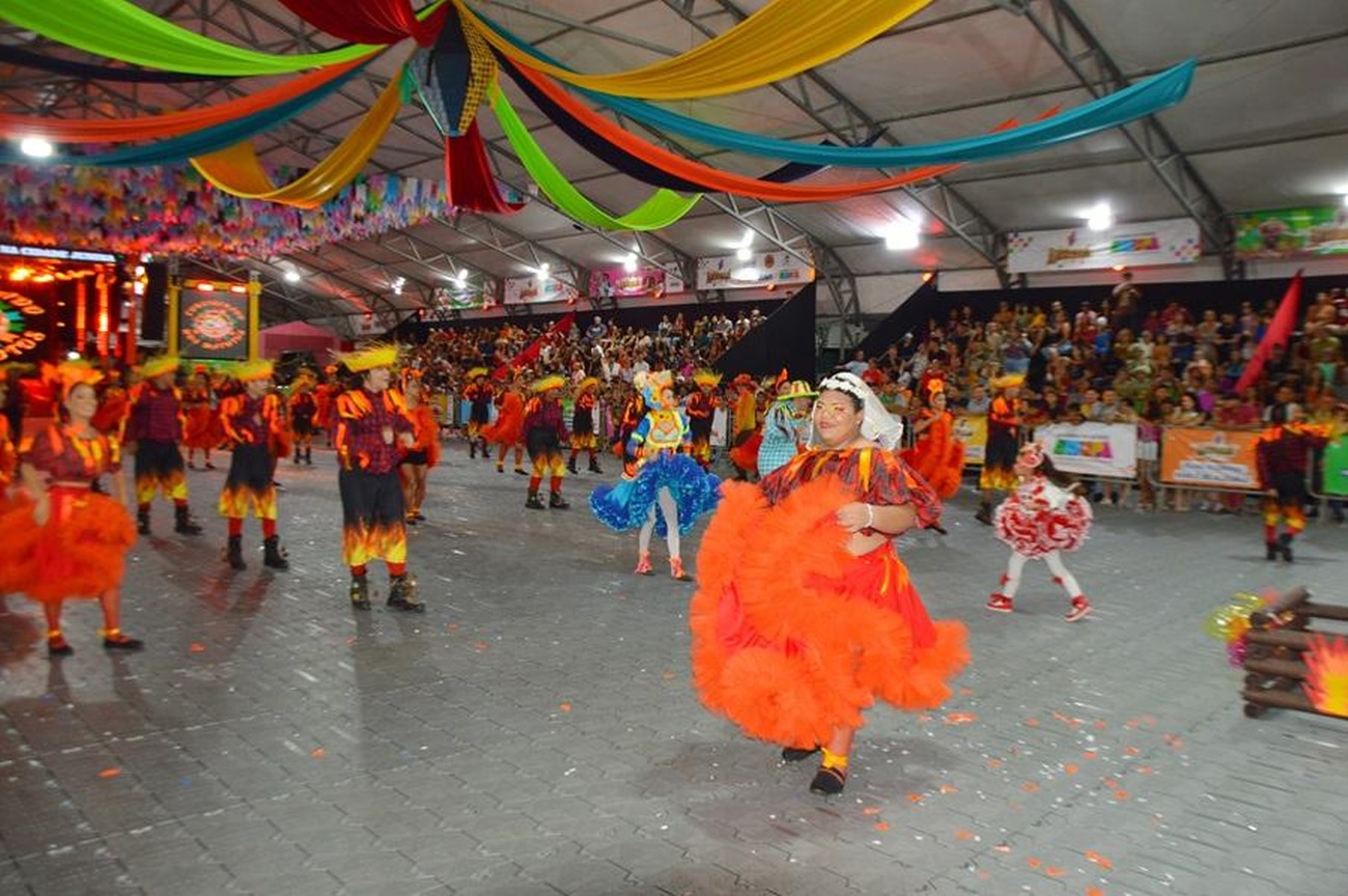 9 quadrilhas tradicionais se apresentaram na segunda, 24, na Cidade Junina