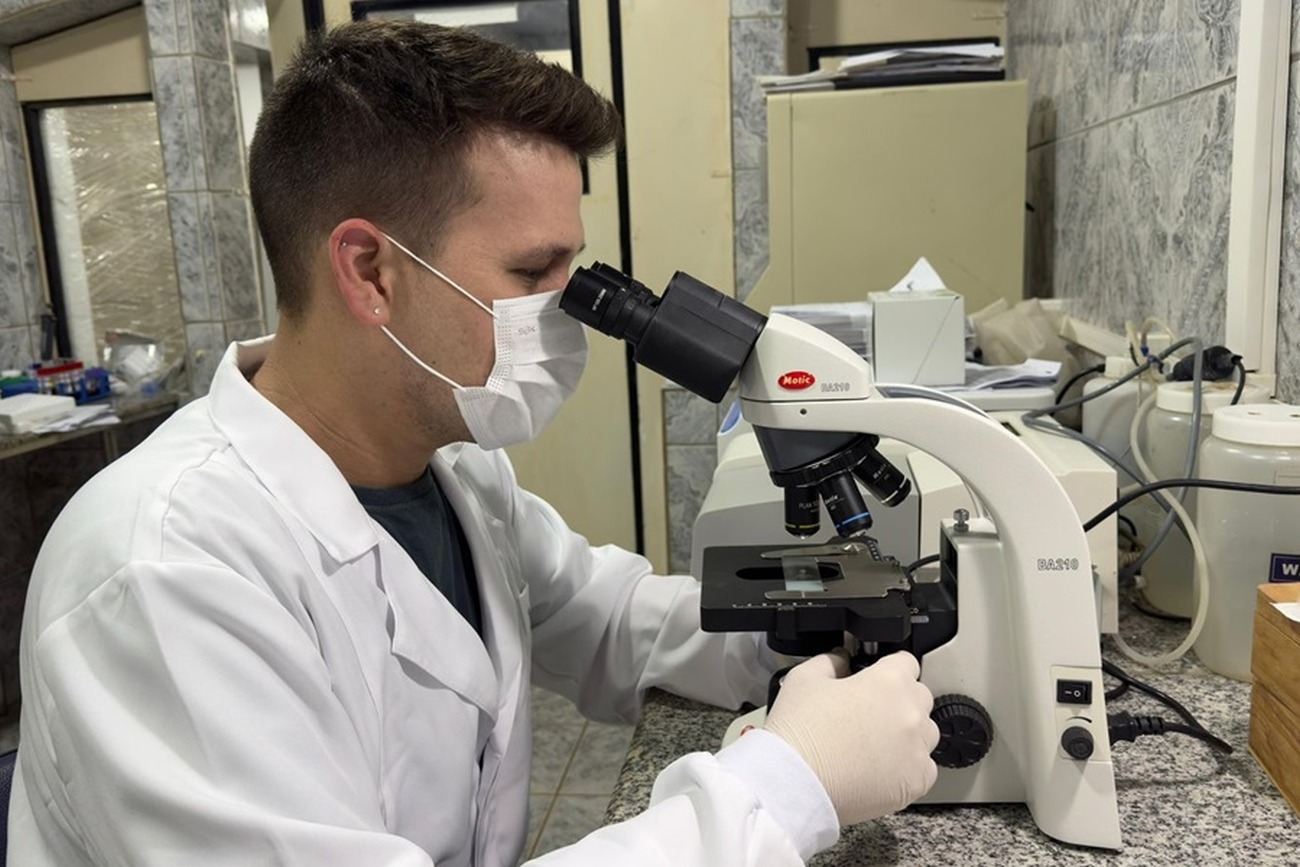 Lafron conta com dois biomédicos que fazem exclusivamente a análise das amostras para detectar a dengue