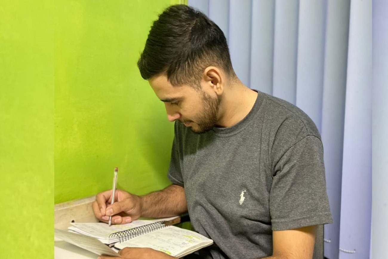 O jovem de 24 anos foi aprovado para o cargo de pedagogo