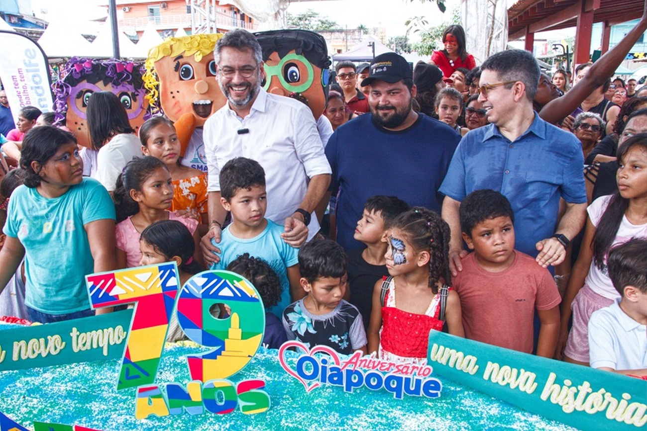 Governador Clécio Luís participou do corte do bolo com a comunidade de Oiapoque