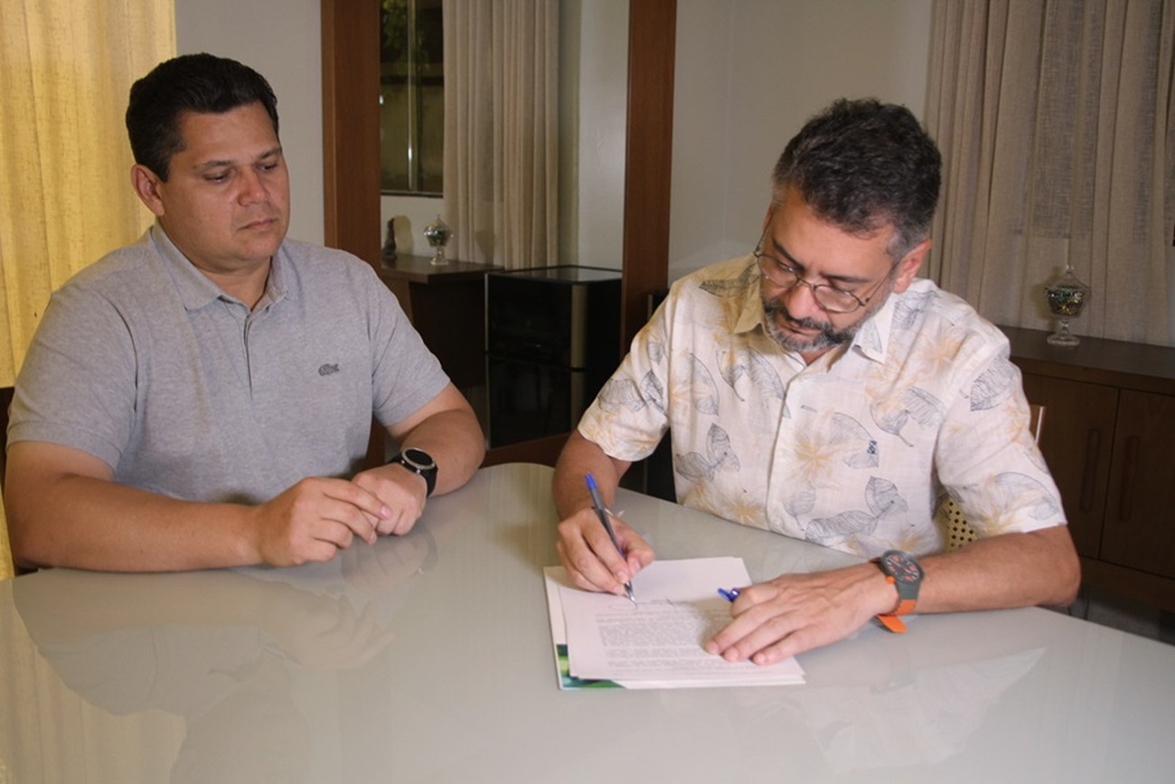 Senador Davi Alcolumbre acompanhou a assinatura do decreto e garantiu ações junto ao Governo Federal para auxiliar as famílias