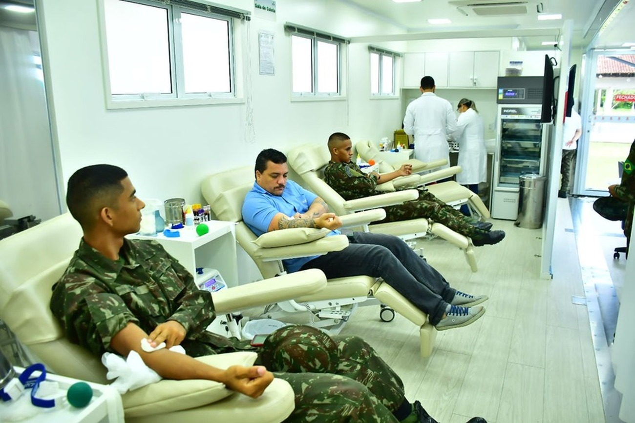 Carreta está recebendo militares e civis para doações de sangue