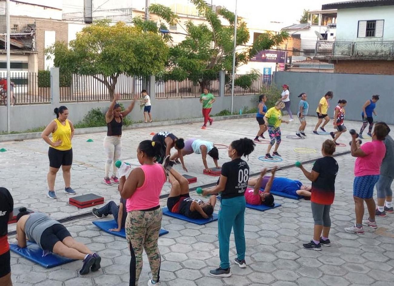 Aulas acontecem às segundas, quartas e sextas-feiras, nos horários de 17h30 e 18h30