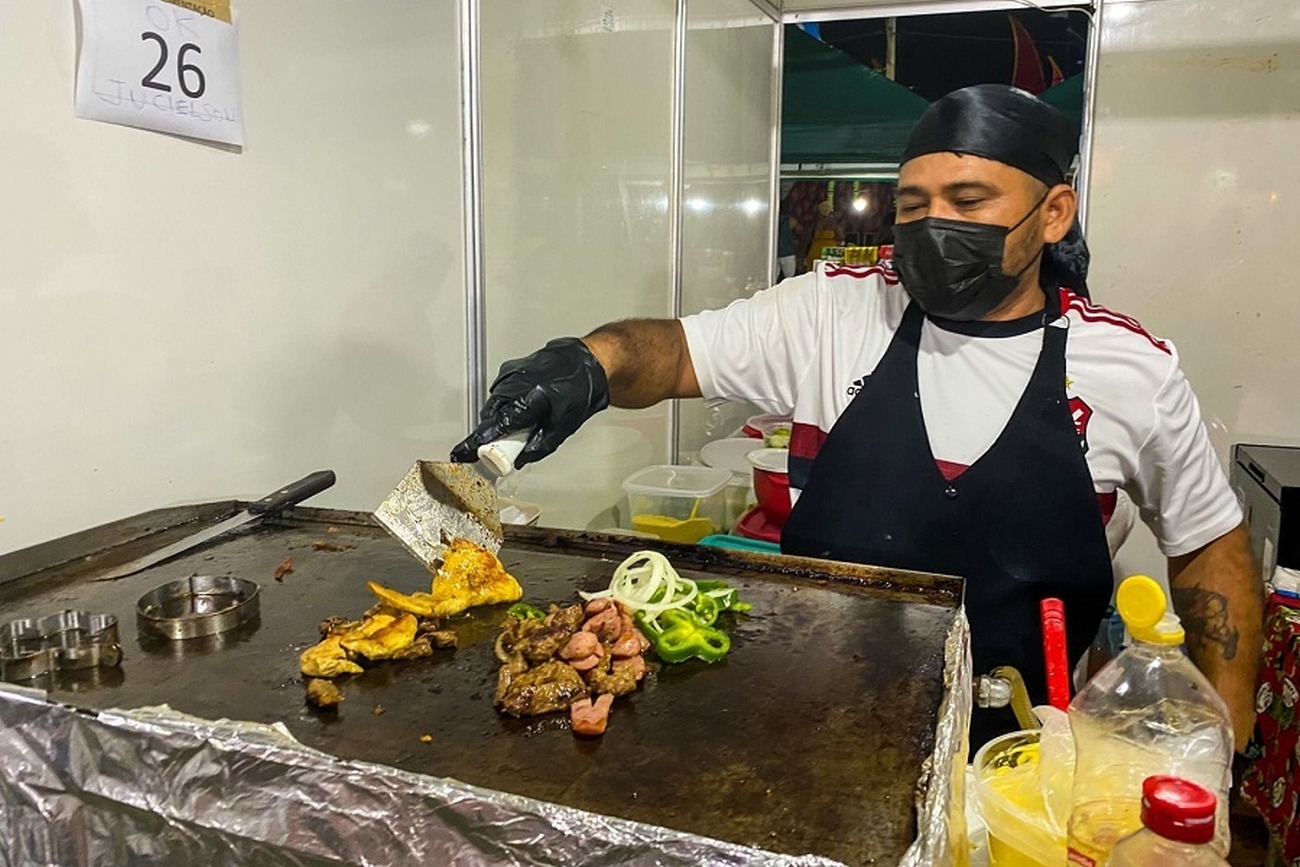 O Jucielson Rodrigues foi um dos empreendedores contemplados com espaço gastronômico no Carnaval do Meio do Mundo