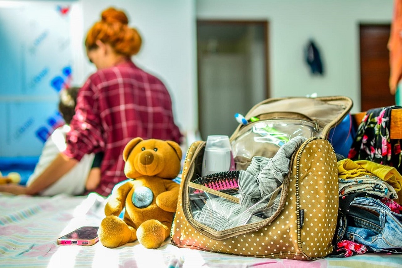 A dona de casa relata que tem recebido um atendimento completo, com alimentação de qualidade e um espaço adequado para dormir
