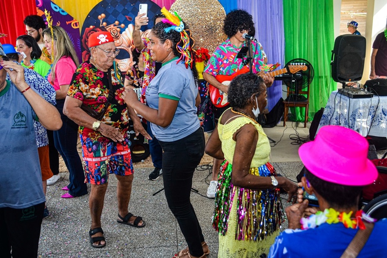 Com máscaras, confetes e serpentinas, idosos reviveram emoções da folia