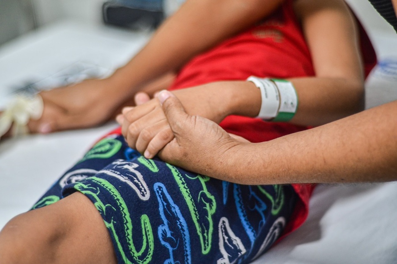 O pequeno João Arthur, de 5 anos, tem síndrome nefrótica e está internado no HCA