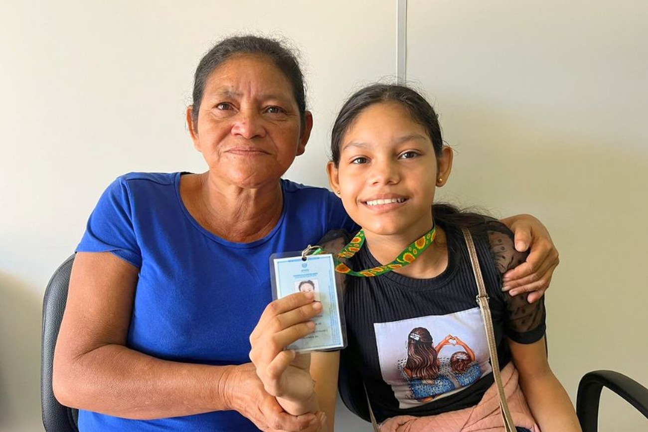Cláudia Monteiro, de 48 anos, ficou emocionada ao contar a trajetória da filha até o diagnóstico