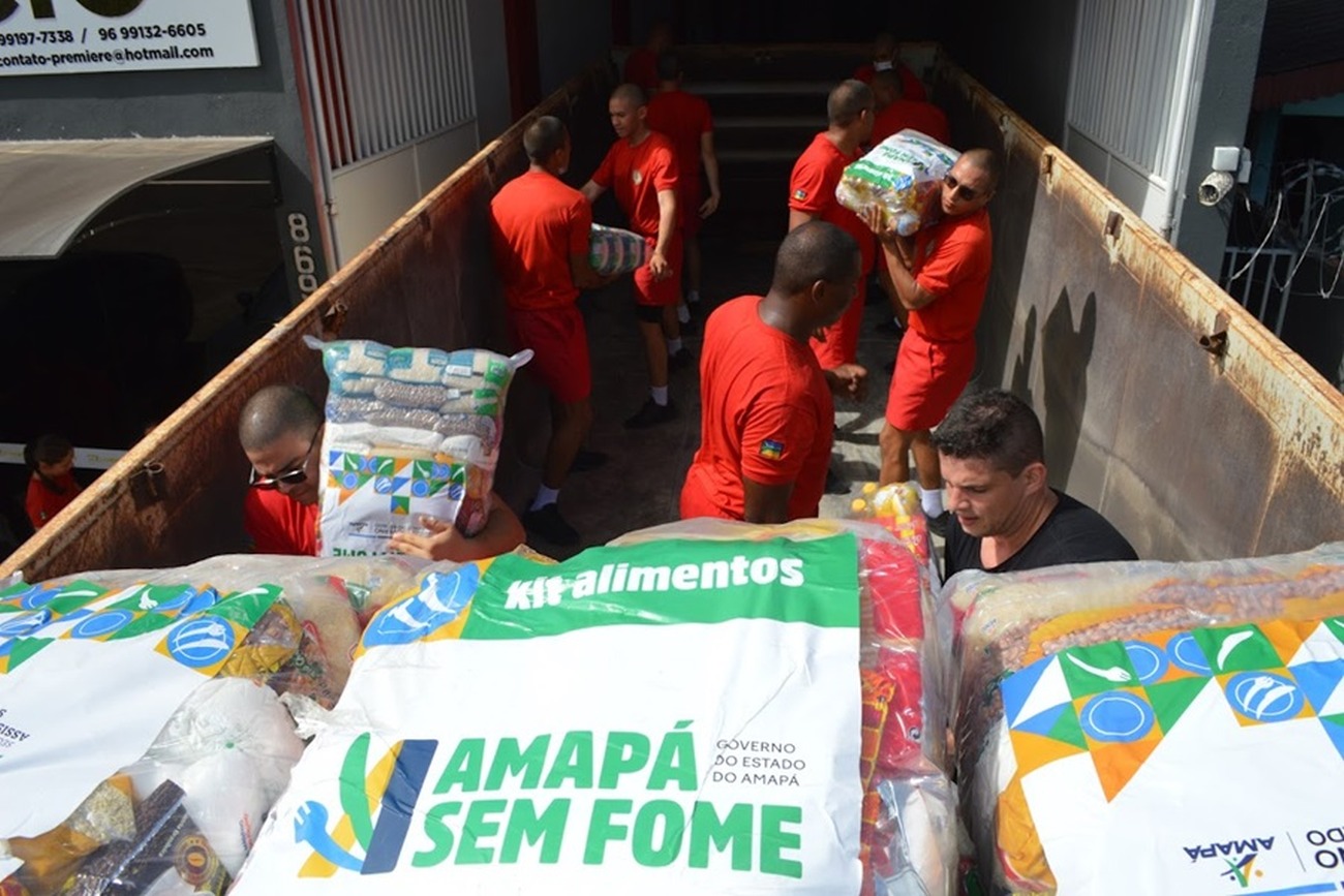 Duas carretas foram carregadas com os kits por 55 alunos soldados do Corpo de Bombeiros Militar do Amapá