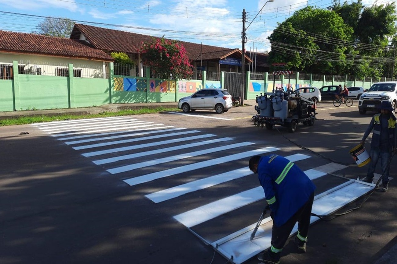 A nova sinalização aumenta a visibilidade e a segurança nas áreas escolares