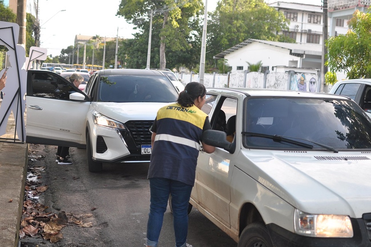 Campanha levou conscientização aos condutores em frente a uma escola pública, no Centro de Macapá