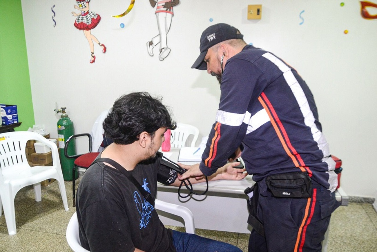 A Secretaria de Saúde montou um posto fixo e disponibilizou duas ambulâncias dos Samu, para atendimento no sambódromo