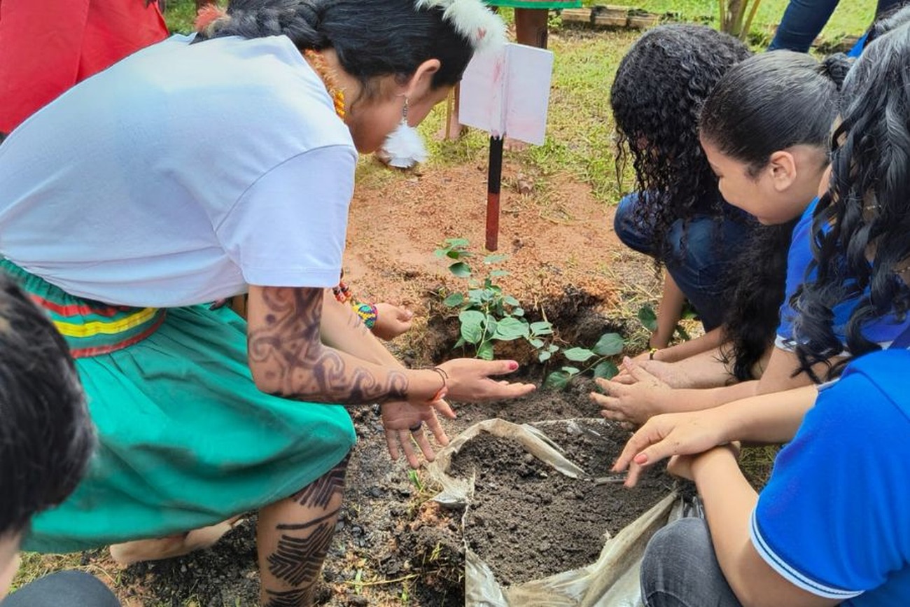 Estudantes trocaram experiências e plantaram uma árvore para simbolizar a preservação ambiental