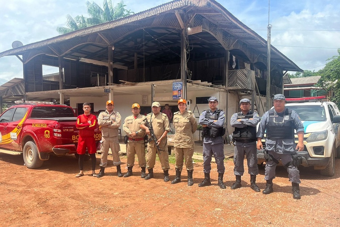 Equipes da Polícia Militar auxiliaram na procura pela dupla nas matas