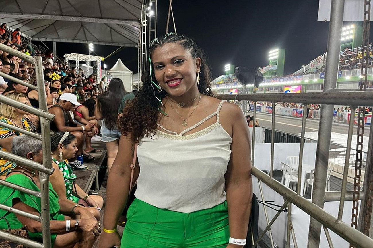 Juliana Farias veio de Santana para vibrar por sua escola do coração