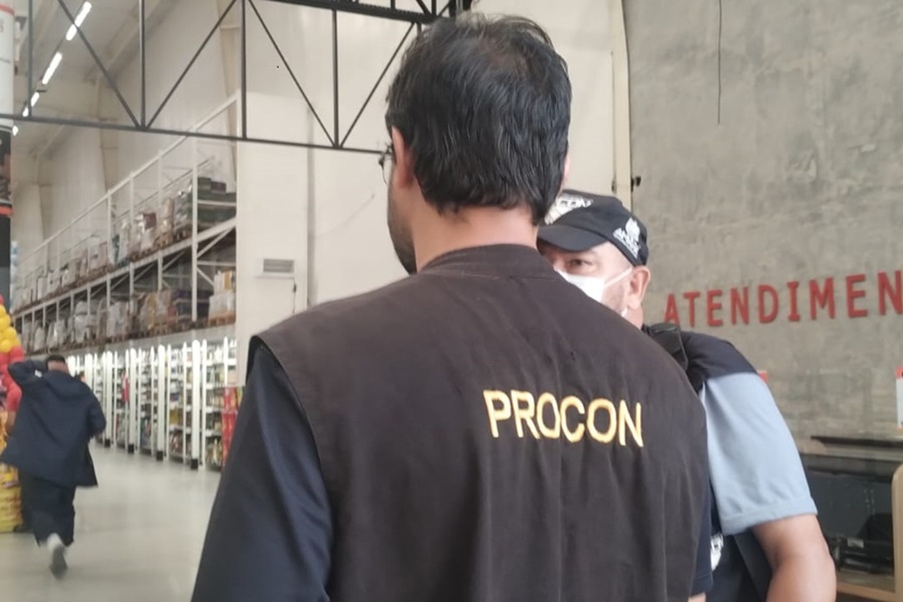 A equipe de fiscalização também vistoriou 8 supermercados na capital