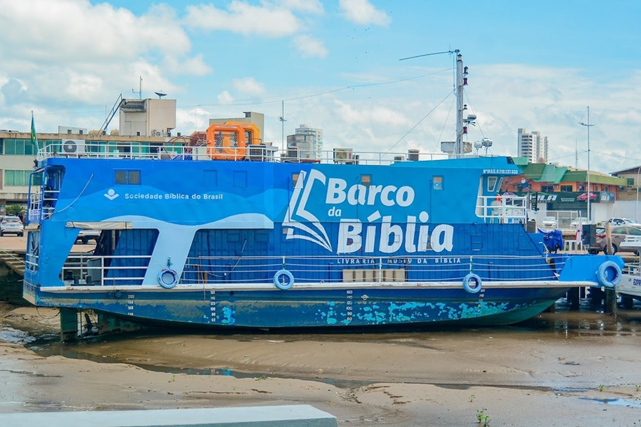 A assinatura ocorreu no Barco da Bíblia, que está ancorado no Pier do Santa Inês