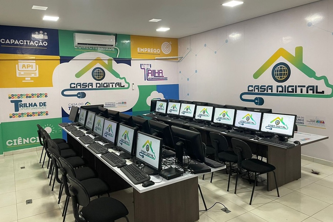 O espaço conta com 30 computadores, acesso à internet e serviços on-line
