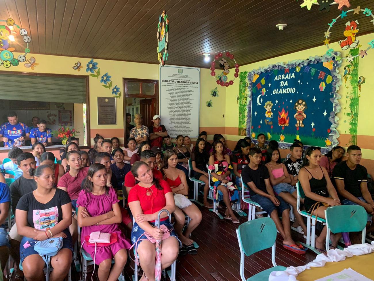 Beneficiários e familiares em cerimônia de recepção