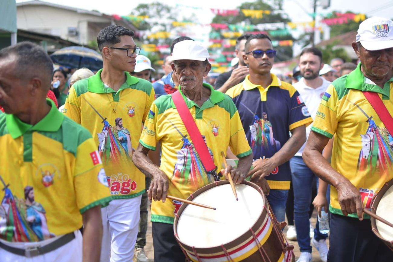 Raimundo Ramos acompanha todo o trajeto do círio tocando tambor
