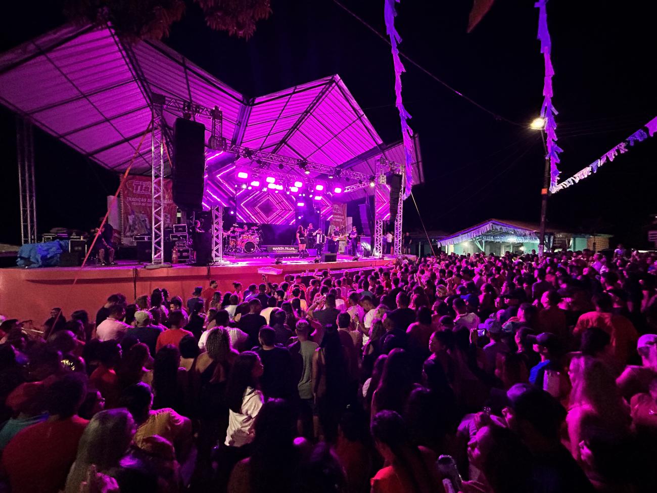 Cantora Márcia Felipe embala baile dançante da Festa de São Tiago