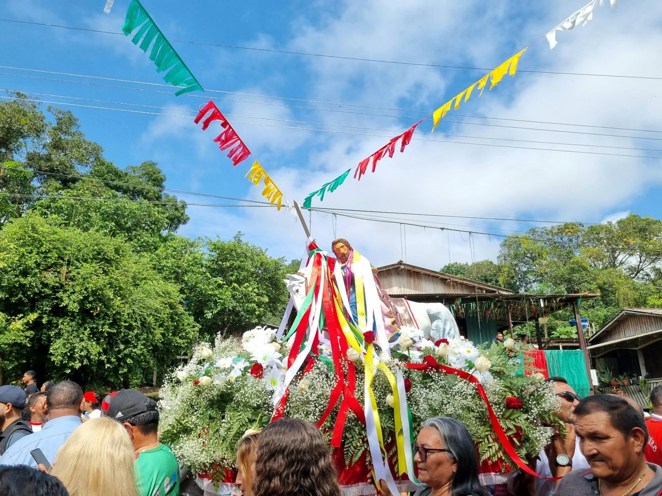 Imagens de São Tiago e São Jorge são trasladadas durante círio