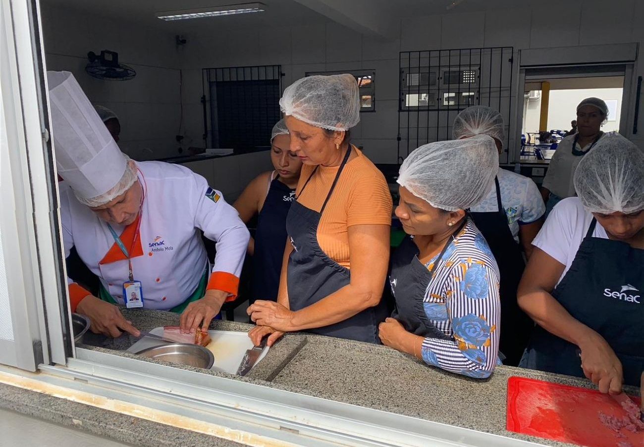 Alunas aprendem novos pratos de comida de boteco