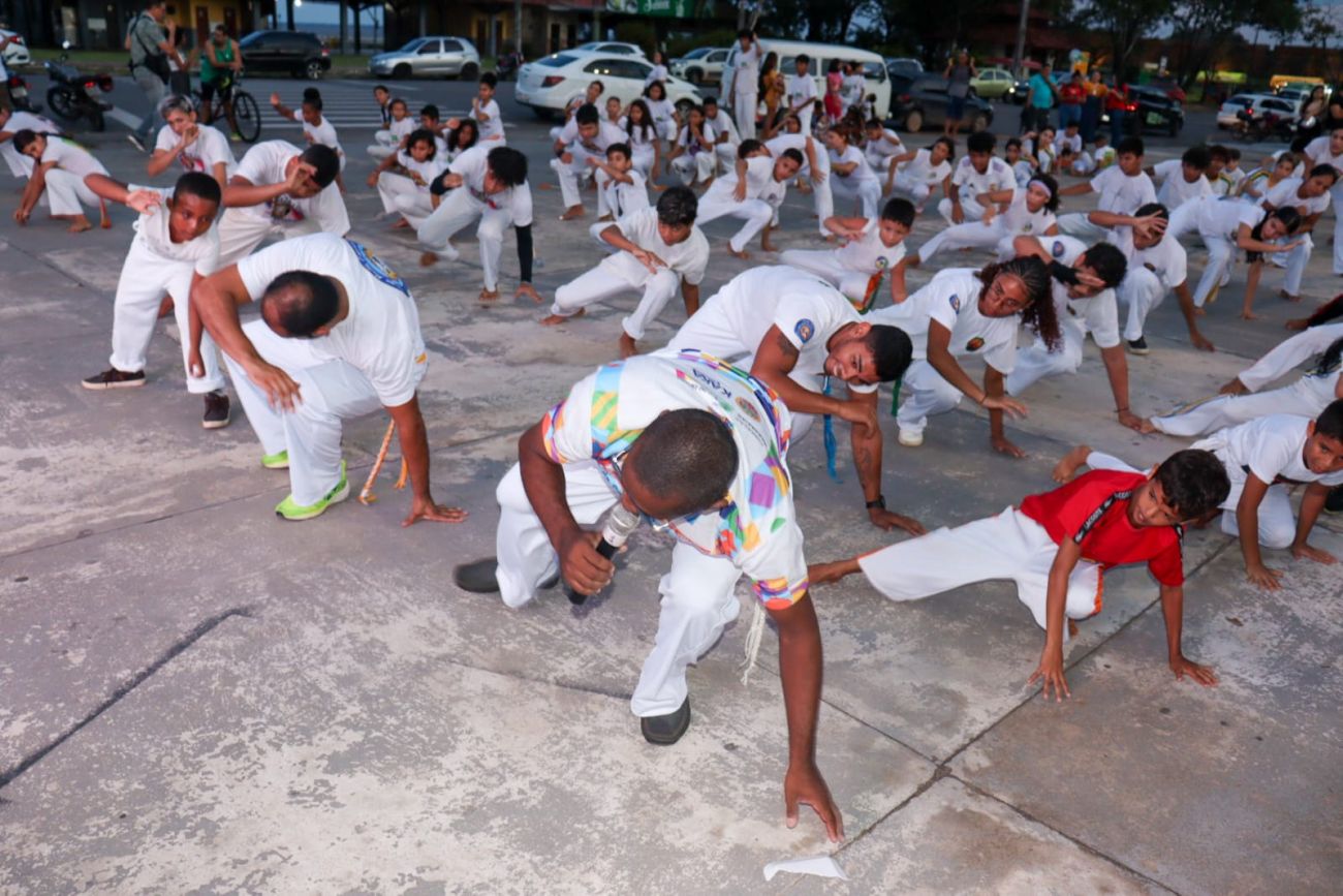 Aulão envolveu mestres, alunos e o público, em frente à Casa do Artesão, na orla de Macapá