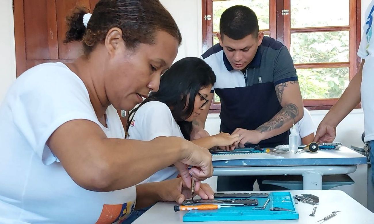 Um dos cursos gratuitos do Qualifica Amapá foi voltado para o conserto e manutenção de aparelhos celulares