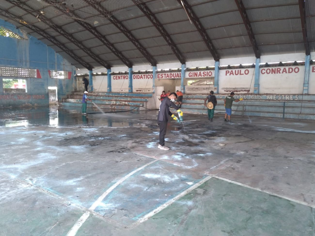 Equipes da Sedel realizam a remoção de entulhos, a limpeza das arquibancadas, quadra, vestiários e áreas externas do ginásio