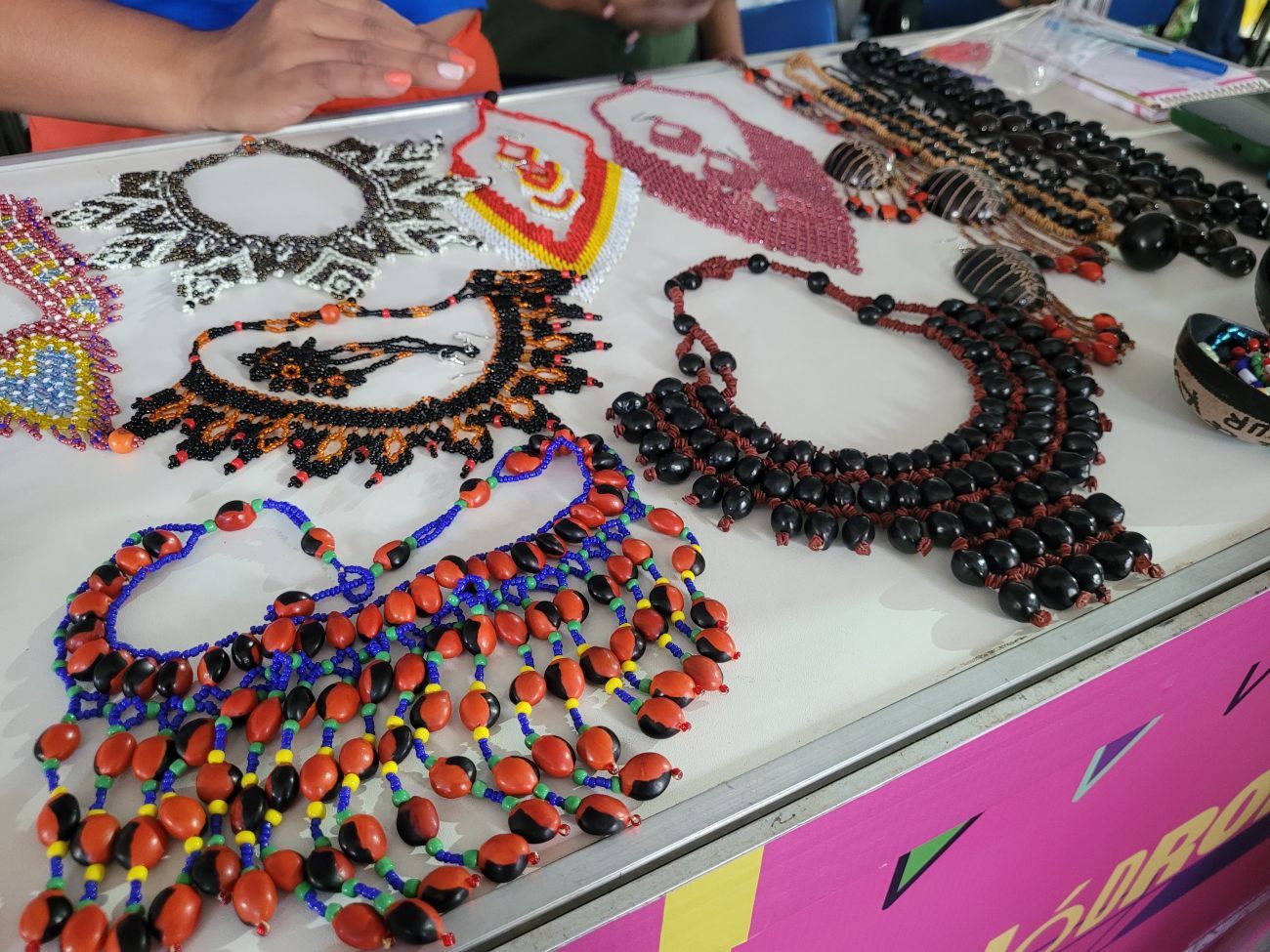 Bijuterias feitas por mulheres indígenas são esxpostas na Expo Favela