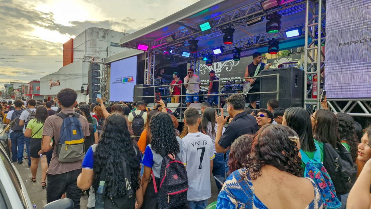 Os estudantes caminharam pelas ruas de Macapá, acompanhados por um trio elétrico
