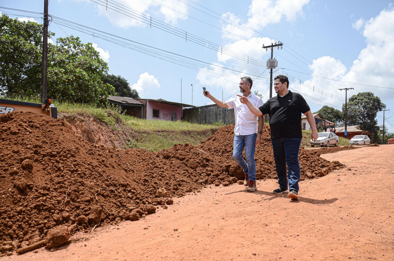 Governador Clécio Luís e o senador do Amapá, Davi Alcolumbre, fiscalizam as obras de pavimentação