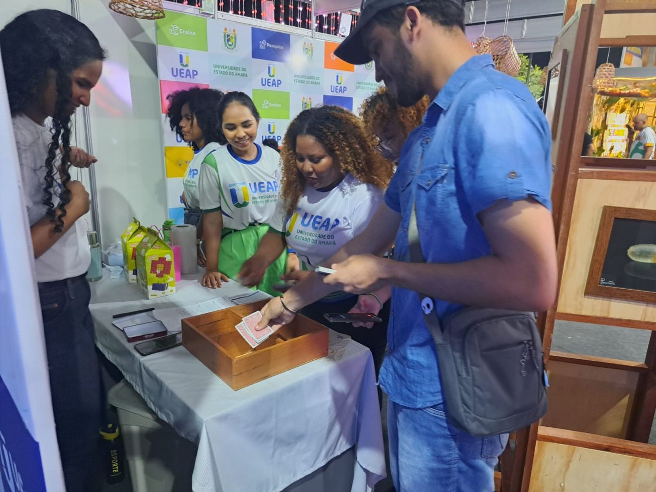 Jogos e equipamento são exibidos por professores e alunos do curso de Engenharia de Produção