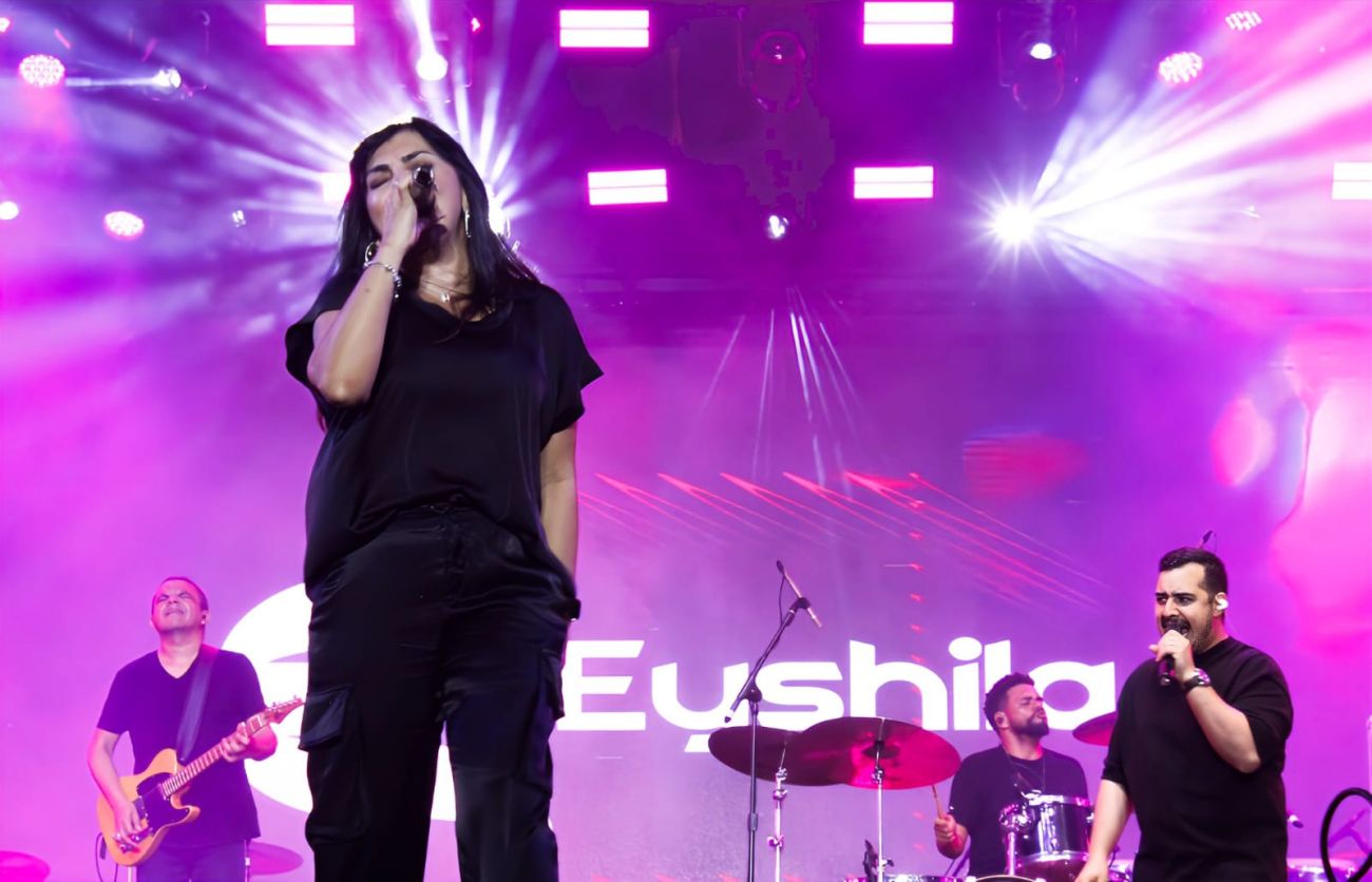 Hinos como "Chuva de Poder", "Posso Clamar" e "Fiel a mim" abriram o show da cantora Eyshila
