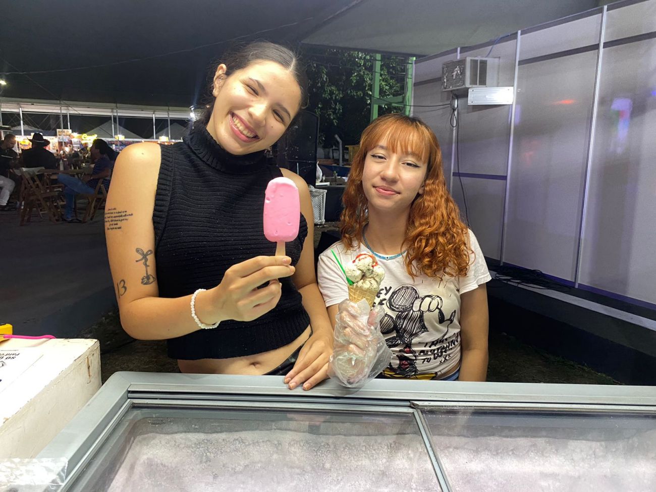 A atendente Jhuliana Amoras e a proprietária Amanda Araújo