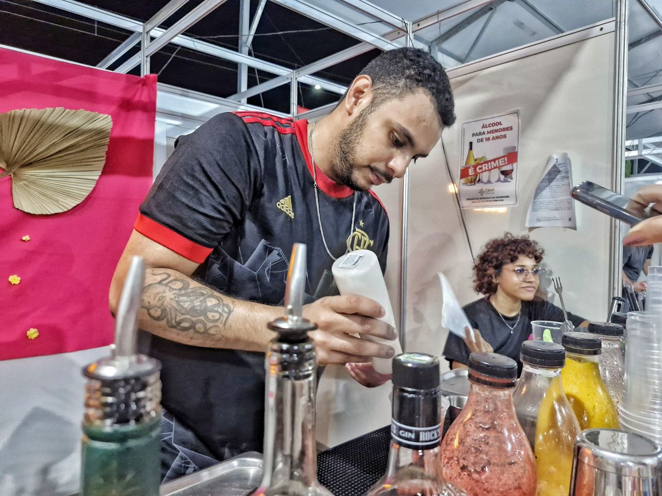 O bartender Caio Távora, de 31 anos, vende drinks na 53ª Expofeira