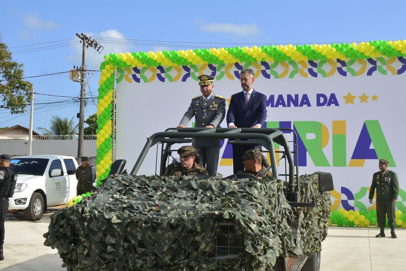 Governador Clécio Luís acompanhado do comandante da 22ª Brigada de Infantaria de Selva, general Roberto Batista
