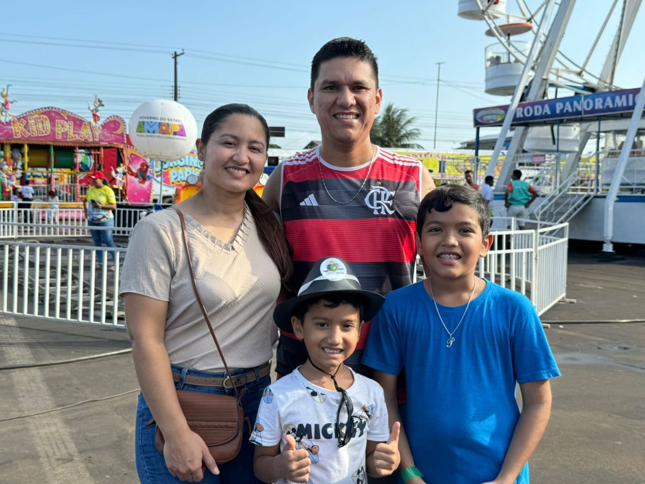 Marlon Brito, a esposa e os dois filhos celebram o domingo da família na 53ª Expofeira do Amapá