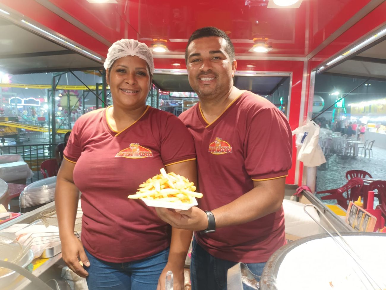 O batateiro Elielson Souza e a esposa Tarciane da Silva celebram sucesso de vendas na 53ª Expofeira do Amapá