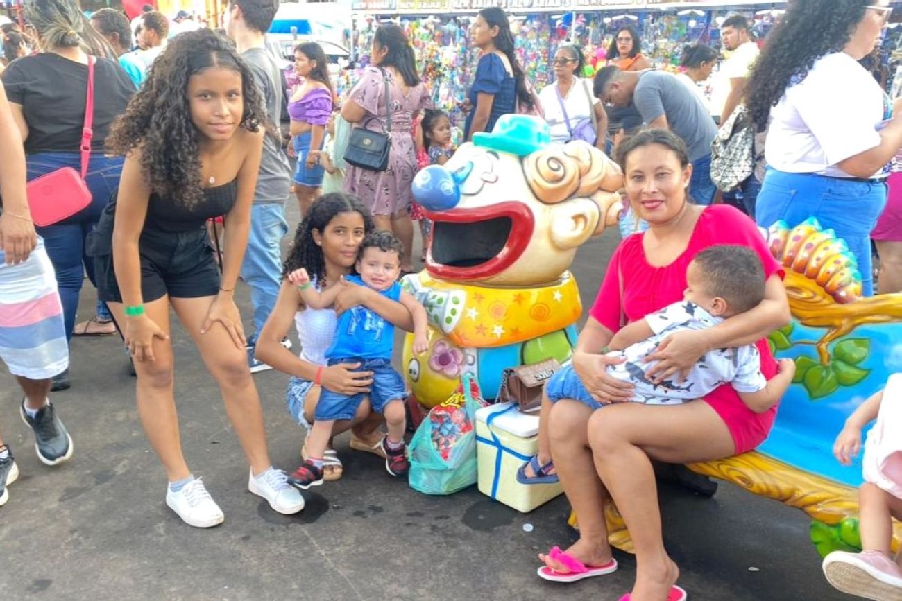 Estudante Osvaldina Oliveira com seus quatro filhos