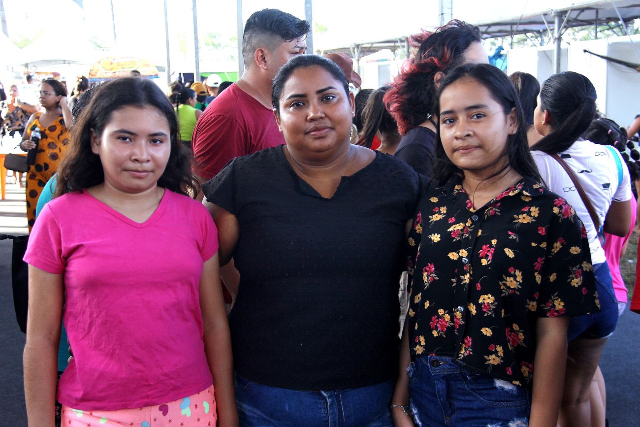 Siane levou as filhas para aproveitarem o último dia de 53ª Expofeira do Amapá