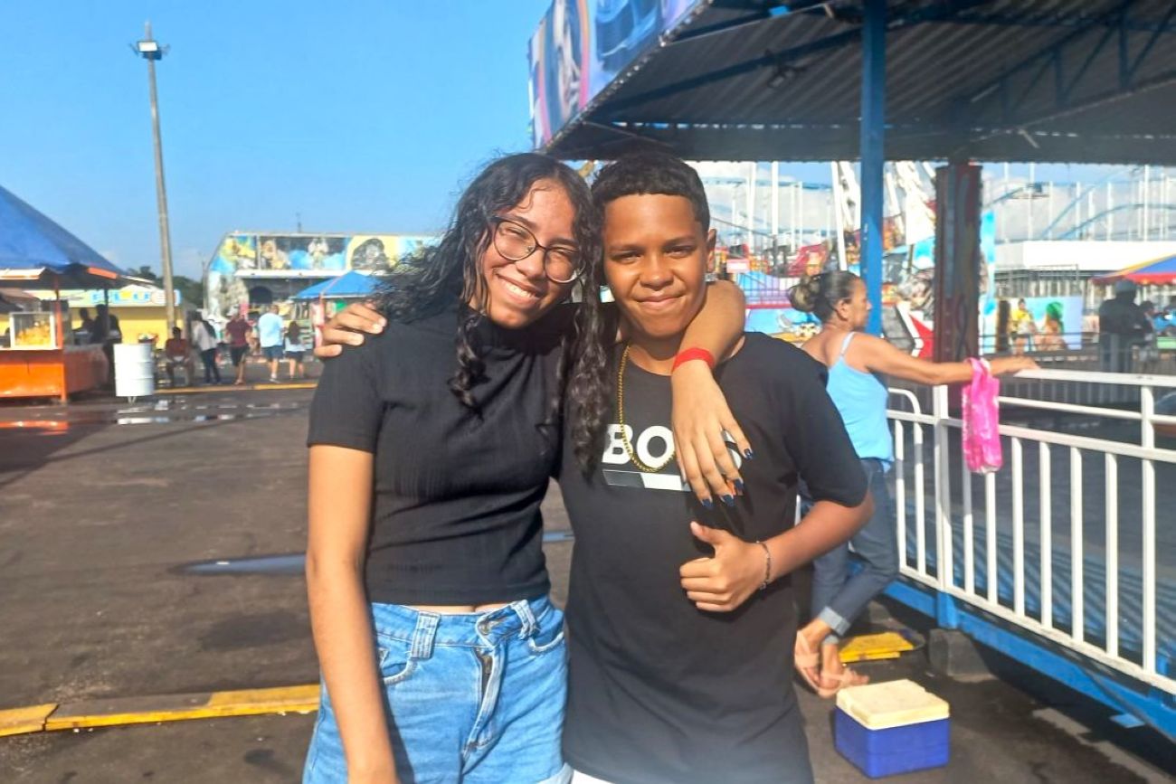 Estudante Luiz Felipe, de 13 anos, com sua irmã Maria Eduarda