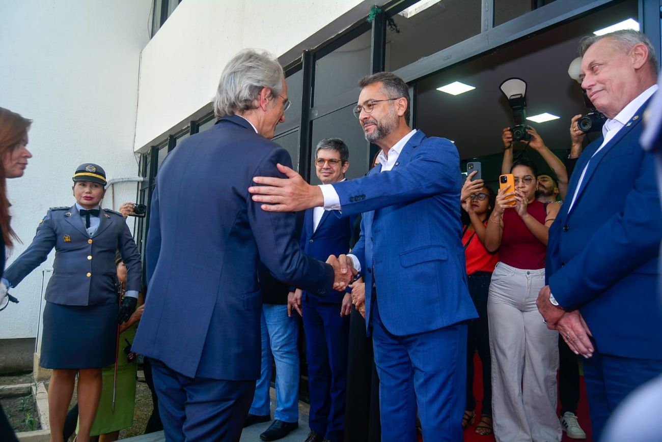 Governador Clécio Luís em aperto de mãos com o embaixador da França no Brasil, Emannuel Lenain
