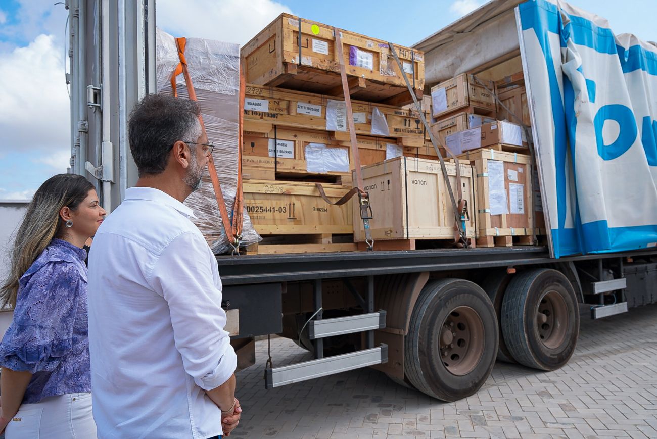 Governador do Amapá, Clécio Luís e a secretária de Estado da Saúde, Débora Okabaiashi recepcionam carretas com equipamentos