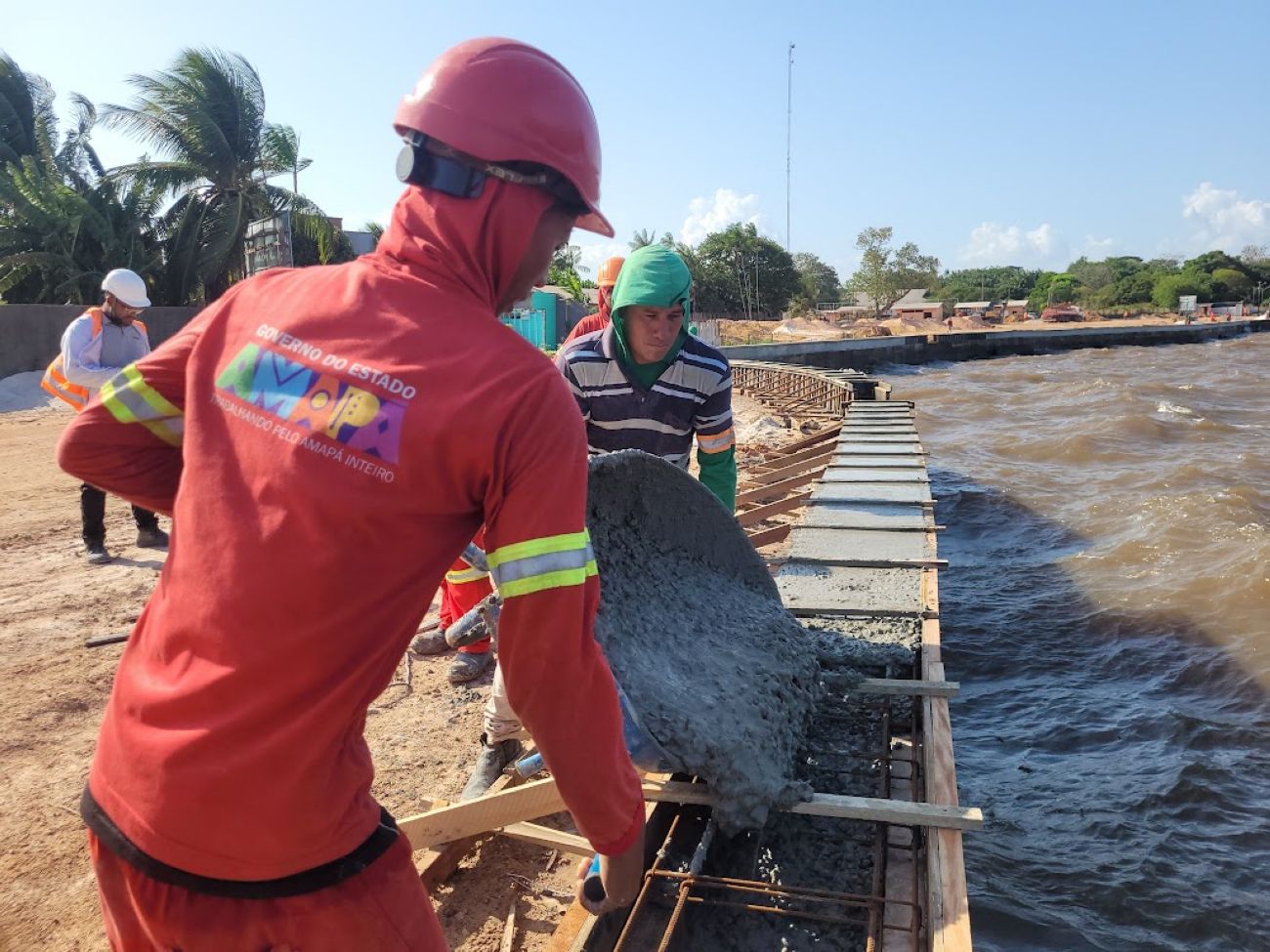 Obras avançam com a construção de bancos de visitação e calçadas ao redor do muro de arrimo