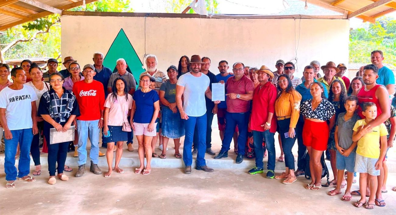 Ao centro, o gestor da Secretaria de Desenvolvimento Rural, Rafael Martins, com termo de fomento assinado