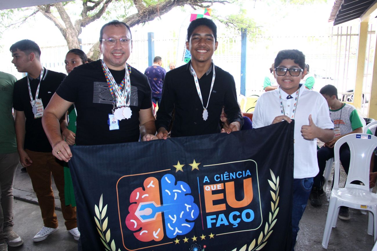 Orientador Aldeni Melo recebe medalha junto a seus orientandos