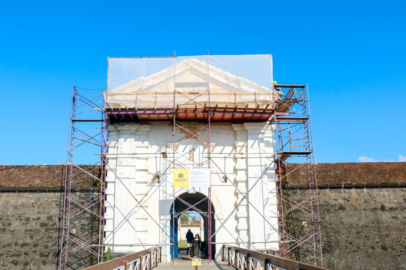 Entrada da Fortaleza de São José em restauração