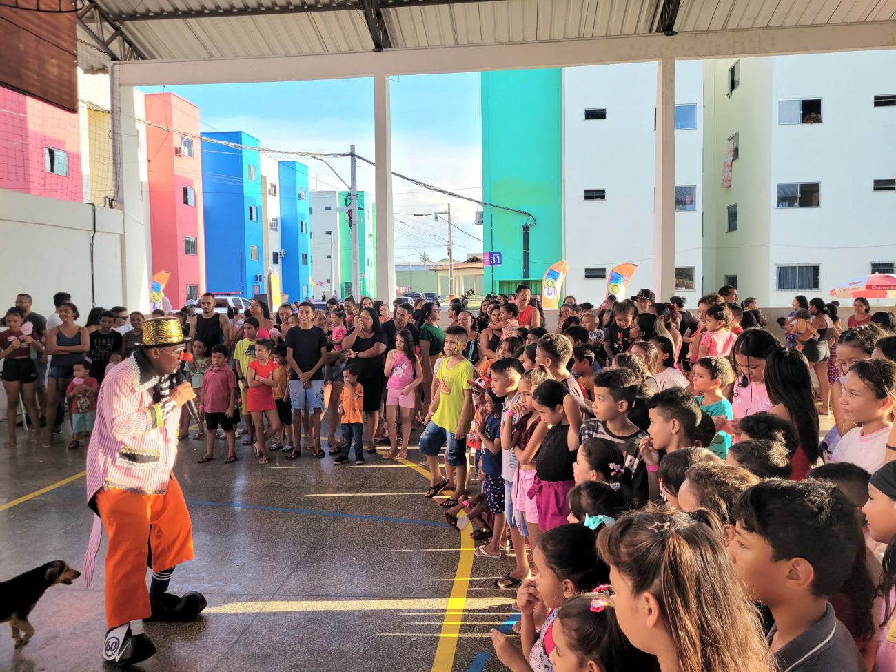 As crianças e moradores do Residencial Vila dos Oliveiras festejaram a programação